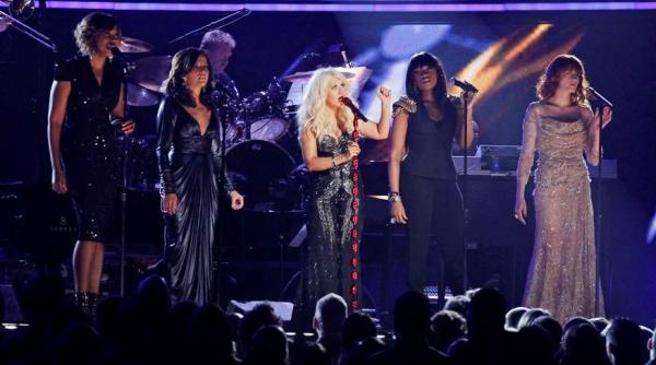 christina aguilera a cazut pe scena in ovatiile publicului video