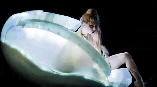 lady gaga a venit intr un ou la premiile grammy 2011 vezi lista completa a castigatorilor