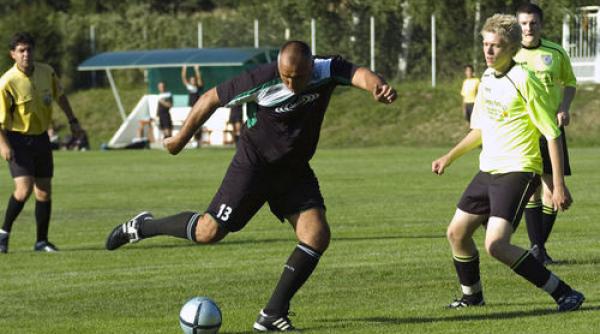 premierul bulgariei s a accidentat jucand fotbal