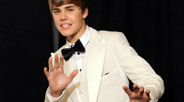 justin bieber l a intrerupt pe johnny depp in timpul unei conferinte de presa