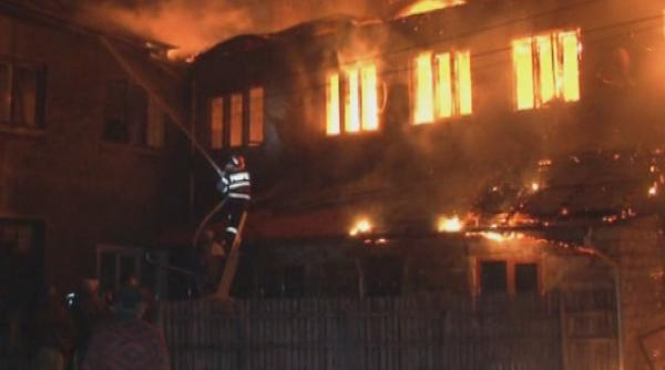 un bloc minier a ars aproape complet de la o tigara