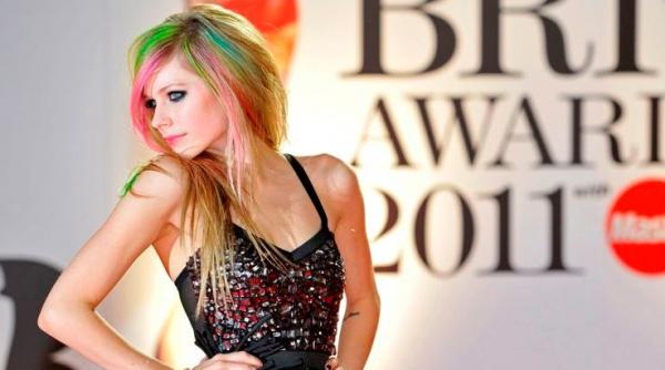 avril lavigne se da cu skateboard ul in garaj