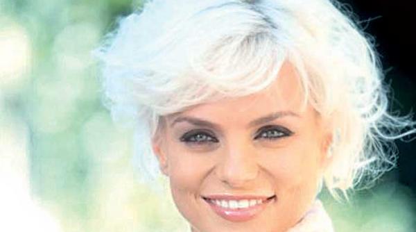 jojo picteaza busu canta la chitara