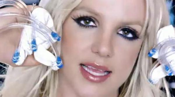 vezi noul videoclip al lui britney spears hold it against me
