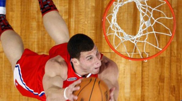 a inceput week end ul all star game vezi un super alley oop in meciul debutantilor