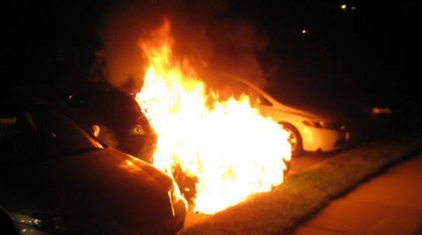 masinile romanilor din milano incendiate rand pe rand