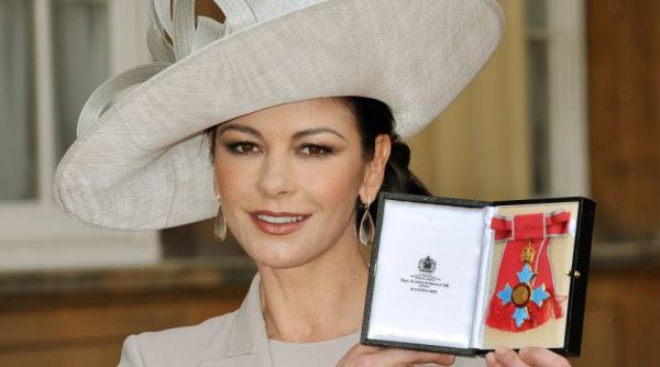 catherine zeta jones a fost numita cavaler in serviciul regatului unit