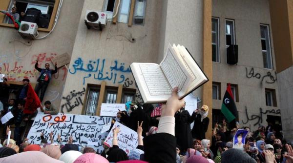 libia gaddafi s a baricadat in capitala peste 300 de morti in luptele de strada