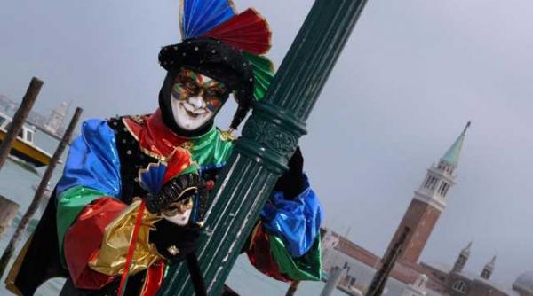 cu masca putem deveni personajul mult dorit