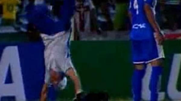 video maseurul saltimbanc vezi imagini incredibile de la un meci din brazilia