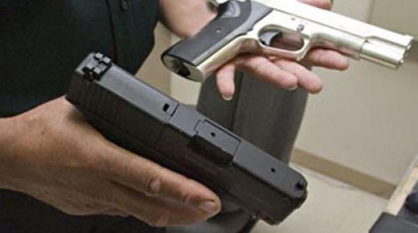 tot mai multi romani isi cumpara pistoale