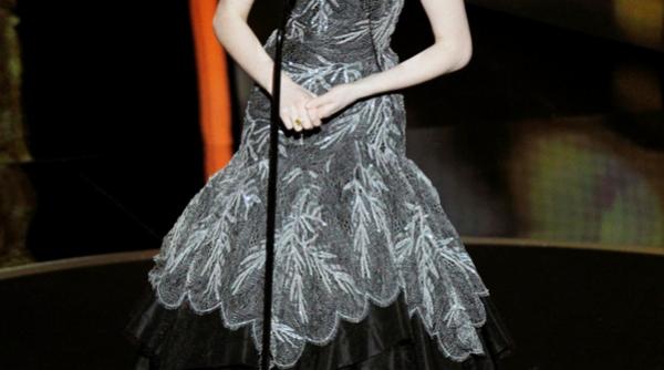 anne hathaway fermecatoare la oscar in opt tinute impecabile