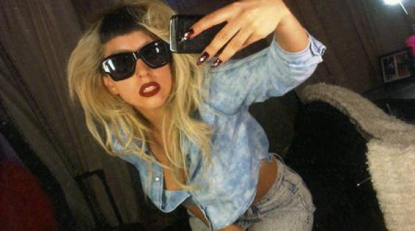 lady gaga se afiseaza cu un nou monsterlook