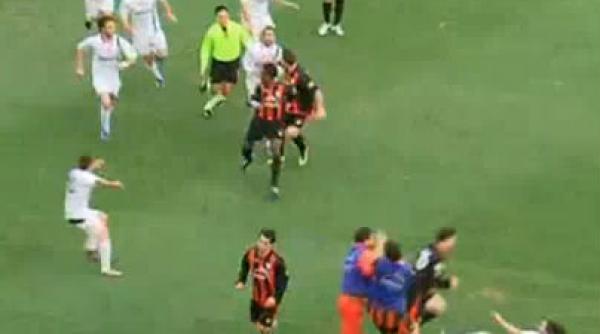 video ce se intampla cand nu dai mingea inapoi adversarilor bataie generala