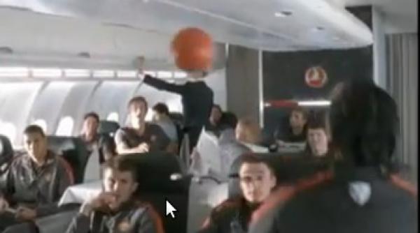 video manchester united joaca fotbal in avion