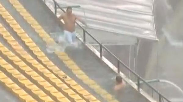 video ploaie torentiala la un meci din brazilia vezi cum inoata fanii in tribuna