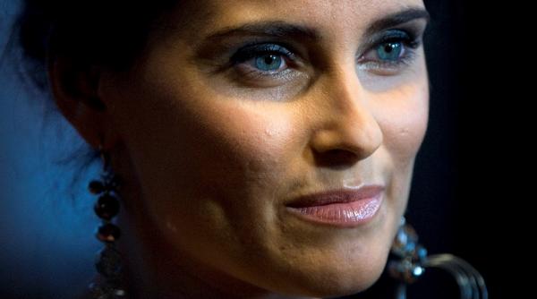 nelly furtado doneaza milionul de dolari primit de la gaddafi