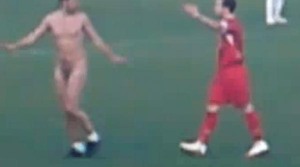 video meci din spania intrerupt nu de unul ci de doi exhibitionisti