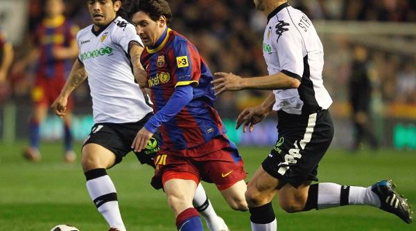 video barca invinge la valencia si are 10 puncte in fata realului