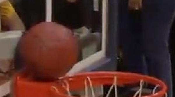 video mingea a ramas pe inel la o aruncare libera