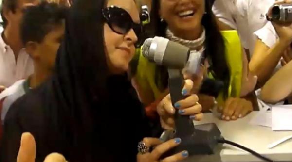 cyndi lauper canta in aeroport video