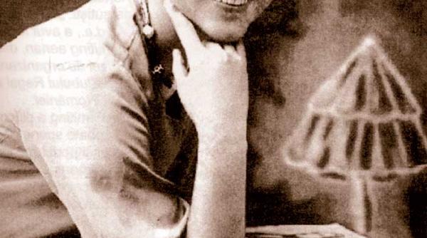 fata cu capul in nori