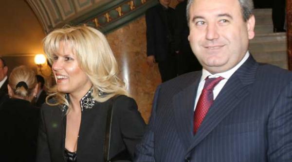 cocos canta sub acelasi acoperis cu omul lui baaklini