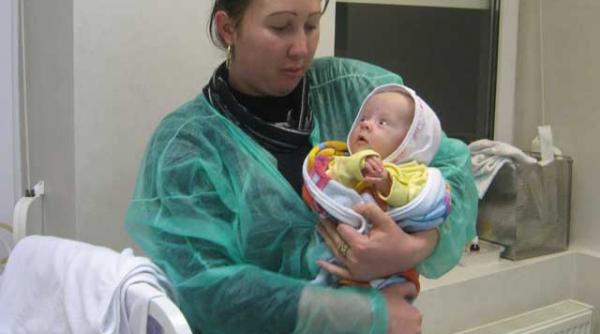 o fetita oarba are nevoie de operatie in sua