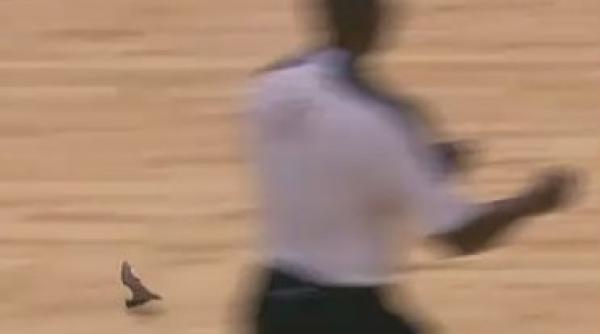 video batman batman un liliac a intrerupt un meci din nba