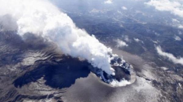 vulcanul shinmoedake a inceput sa erupa