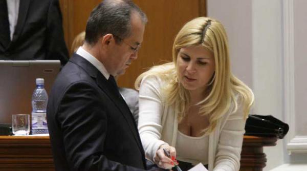 basescu si udrea se chinuiesc sa l faca mare pe micul boc