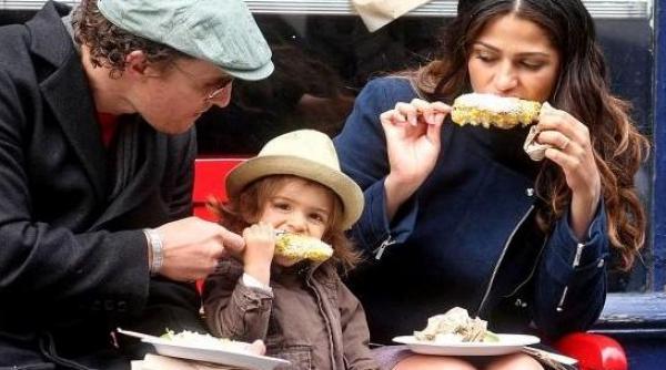 sunt celebri dar aleg sa petreaca timpul liber asemenea oamenilor obisnuiti