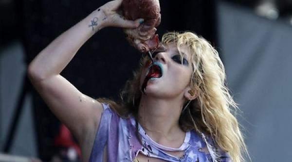 ke ha socheaza publicul band sange in timpul unui concert video