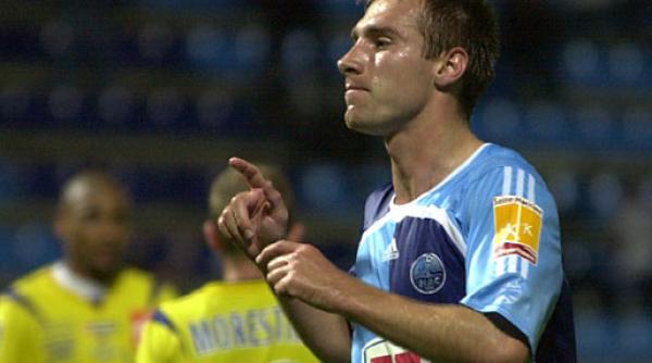 reziliere cu pistolul la tampla