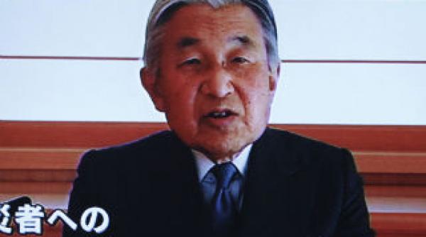 imparatul akihito se roaga pentru sufletele victimelor cutremurului
