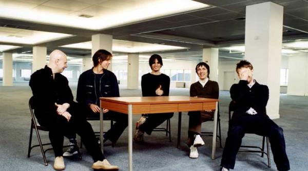 al optulea radiohead apare si in format fizic