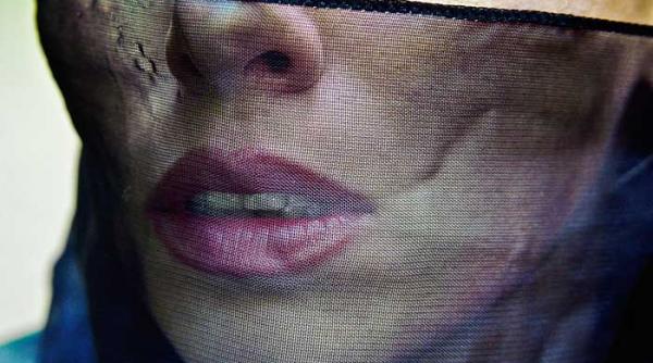 in spatele usilor inchise