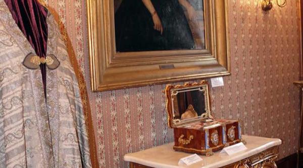 o expozitie dedicata feminitatii