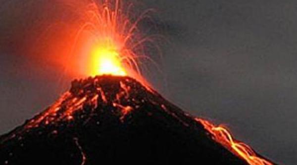 indonezia sute de persoane evacuate in urma eruptiei unui vulcan
