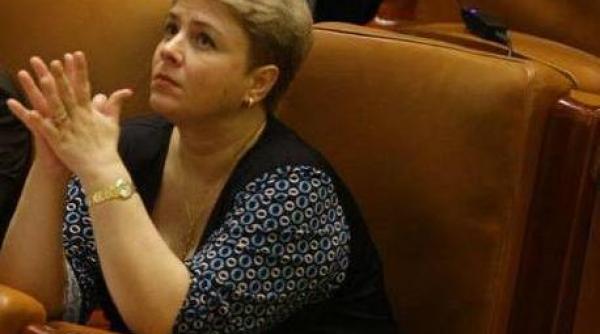 medicii o pregatesc pe teo trandafir pentru externare