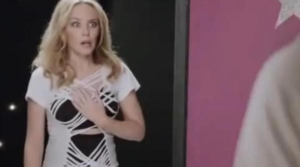 kylie minogue sechestrata de un fan inainte de concert video