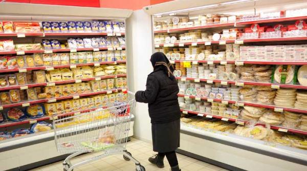 unul din doi romani cheltuieste mai putin