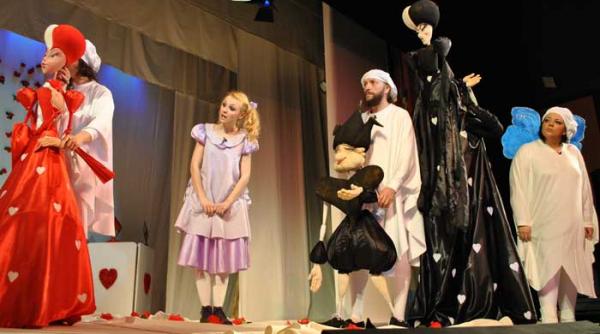 cand alice viseaza cu ochii deschisi