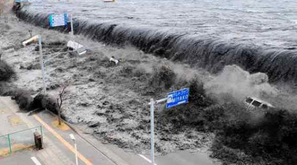 noi imagini cu valul tsunami care a devastat japonia