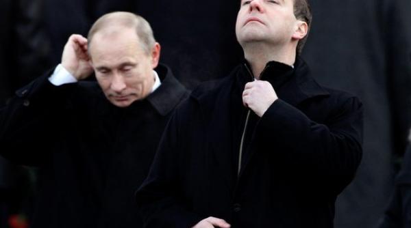 criza politica in rusia medvedev si putin isi pierd popularitatea