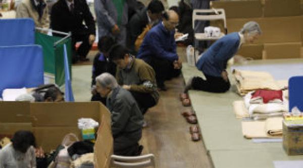 imparatul akihito i a vizitat pe sinistrati