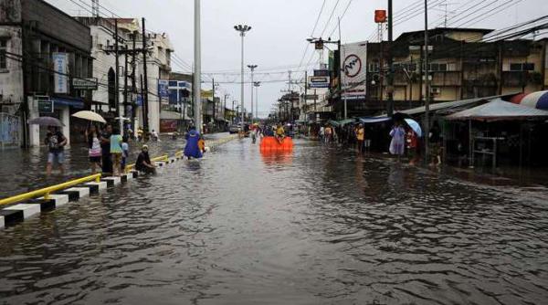 inundatiile fac ravagii in thailanda mii de turisti izolati pe insule
