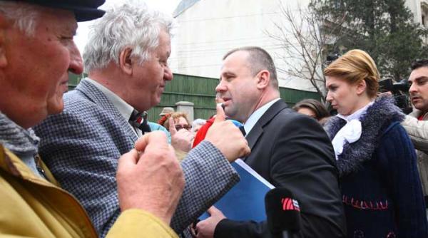 pensionarii purtati de la ana la caiafa