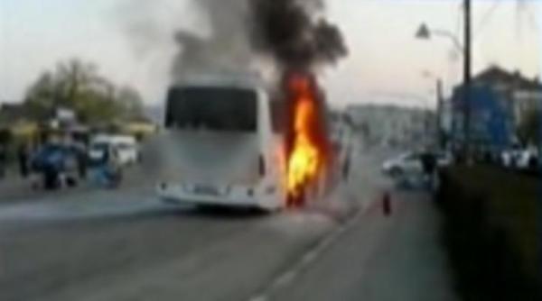 autocar cu 30 de persoane in flacari