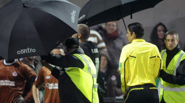 arbitru german lovit in cap cu un pahar de bere